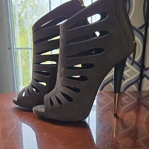Vero Cuoio Grey Heels with Stiletto Design